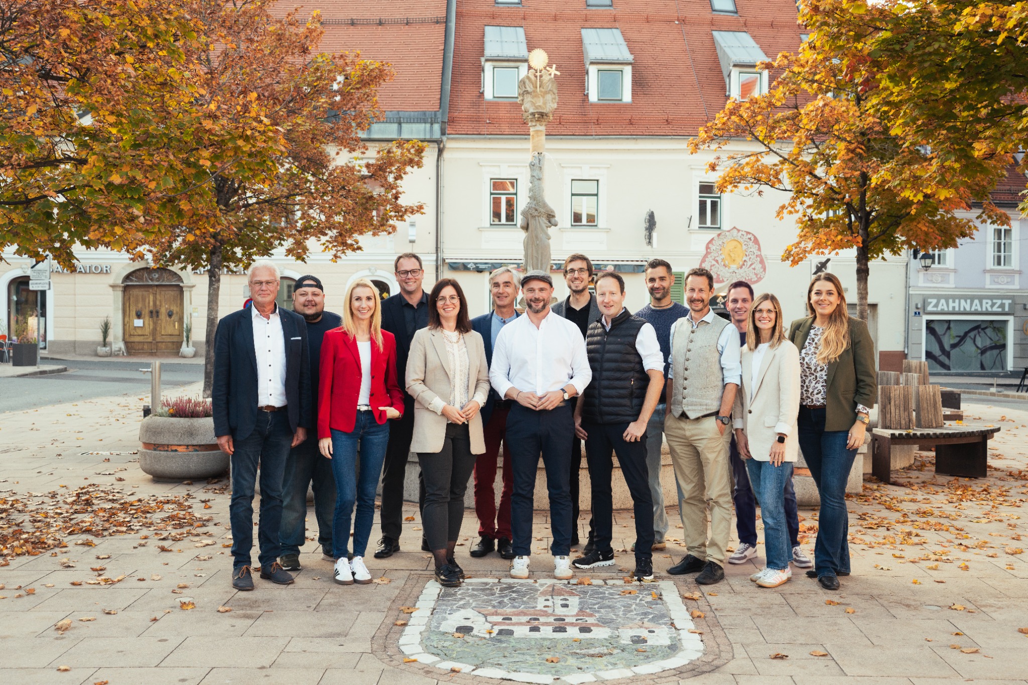 Das Team für Feldkirchen auf dem Hauptplatz im Herbst.